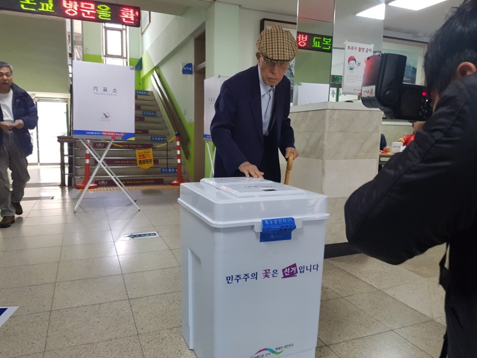 전주시 최고령자 할아버지(107세) 소중한 한 표 행사!