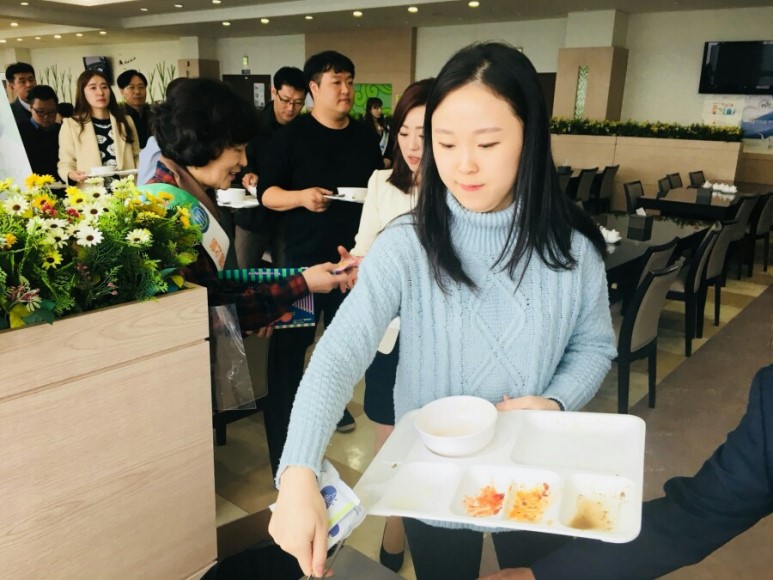 Less is More! 음식물류 폐기물 줄이기에 동참해 주세요!