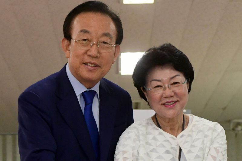 김관용 지사 내외 투표 참여.. 새로운 대한민국 건설에 동참 당부