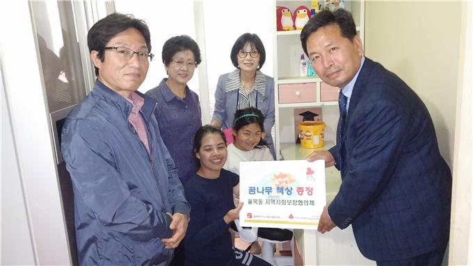 인천 중구, 율목동 지역사회보장협의체,‘꿈나무 책상 등’ 전달