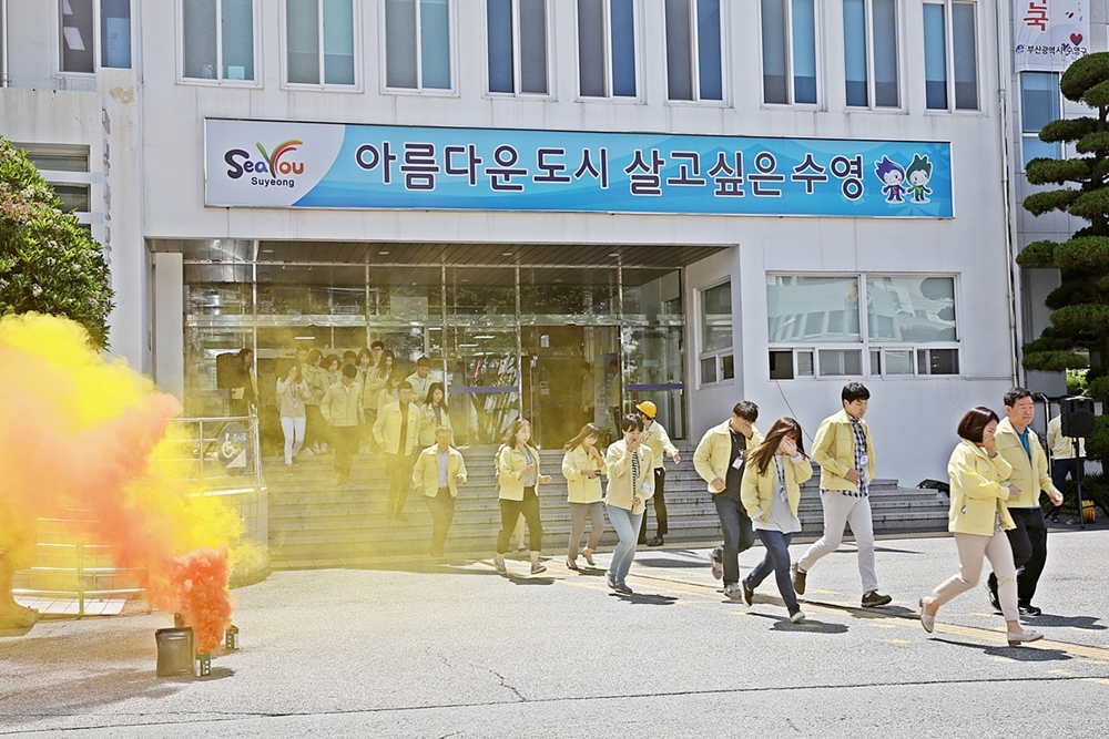 [포토뉴스] 부산 수영구 2017년도 청사 합동 소방훈련 실시