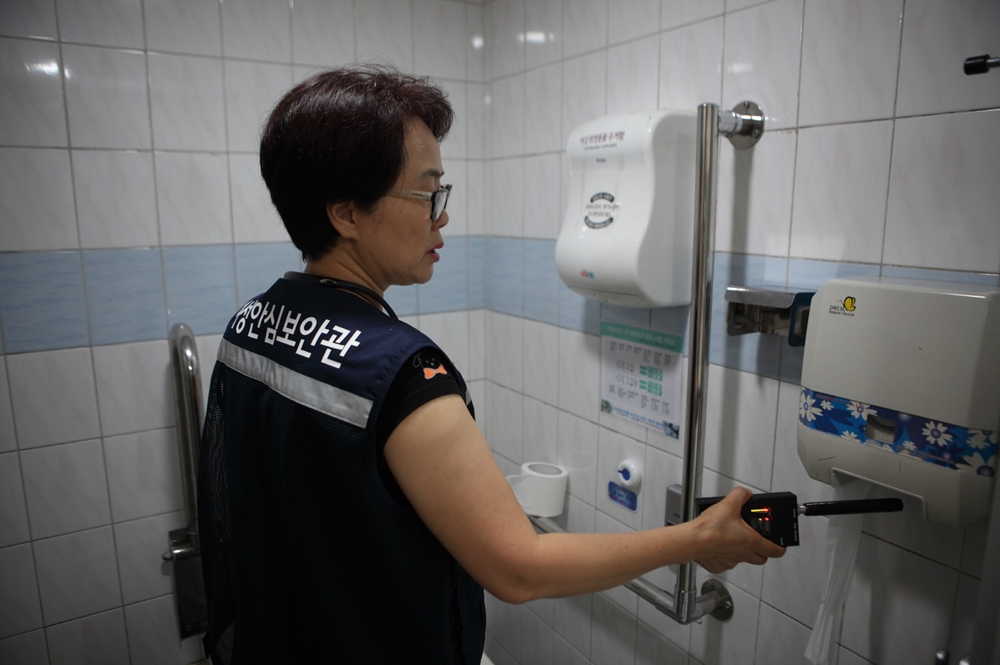 안양천 공중화장실, 몰카+위생 한번에 잡는다