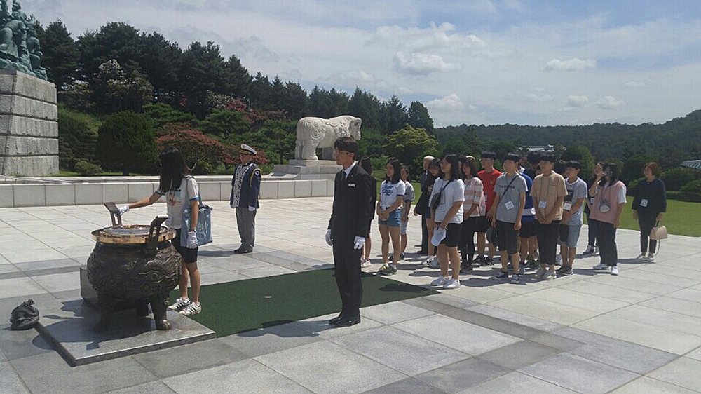 광복절 맞은 군포 청소년들의 애국 봉사투어