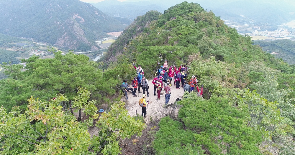 [포토] 오색옷 갈아입는 월류봉, 달도 머물고, 사람도 머물고
