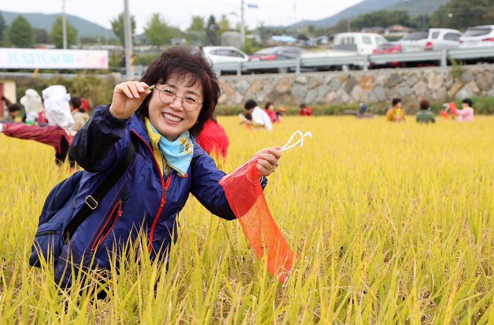 [포토] “친환경 논에서 메뚜기 잡았어요”