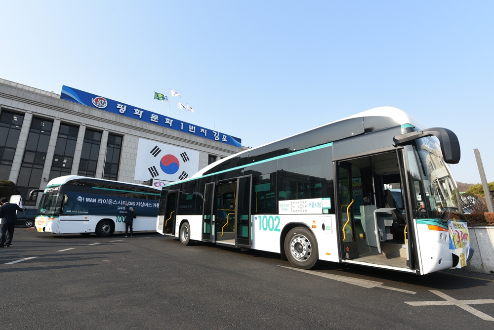 김포시, 전국 최초 '3도어 저상버스' 운행