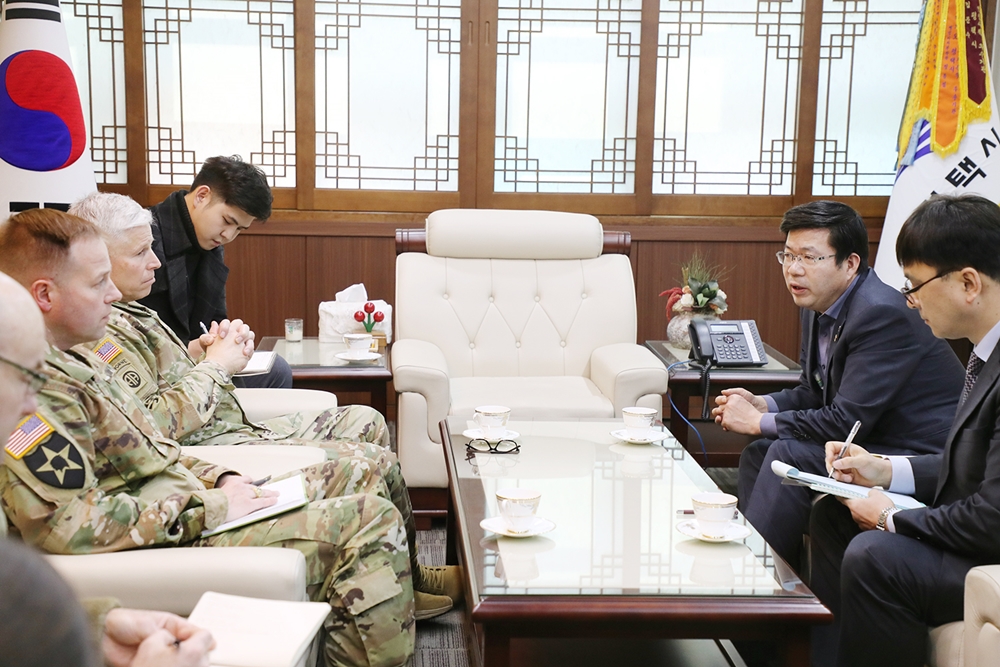 공재광 평택시장, 미8군 부사령관 디블릭 소장과 현안논의
