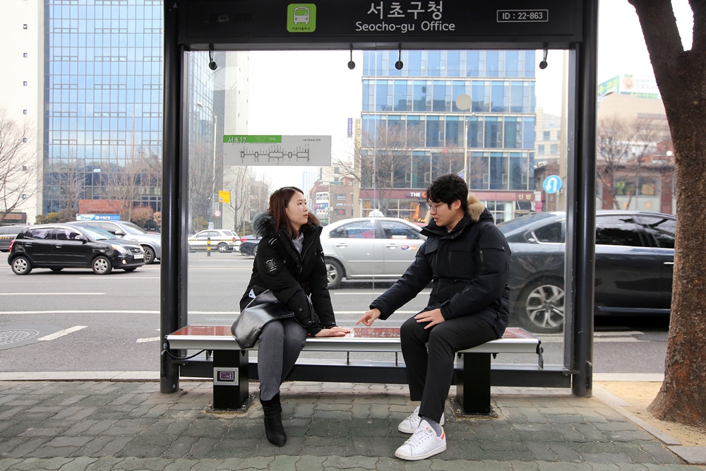 서초구, 버스정류장 사계절 ‘온돌의자’ 인기