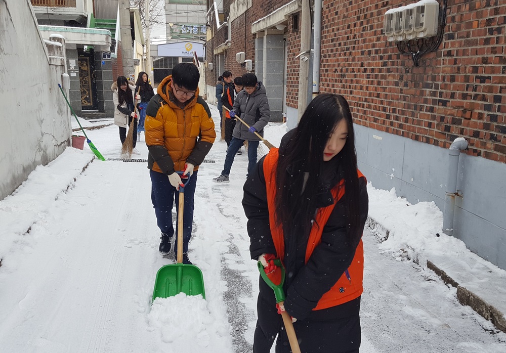 광산구, “어르신 넘어지실라” 신가동 청소년 제설봉사