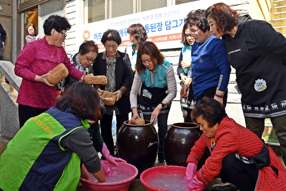 동래구 사직3동, 할머니에게 배우는 '전통 된장 담그기 교실' 운영