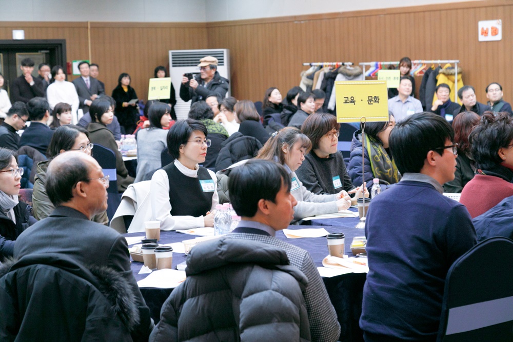 원탁테이블 들고 동네로 갑니다.