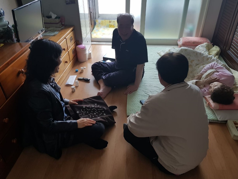 동작구, 저소득층에 미세먼지 차단 방충망 제공