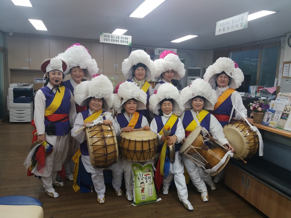민들레풍물패, 우암동 어려운 이웃에 정월대보름 기운 전달