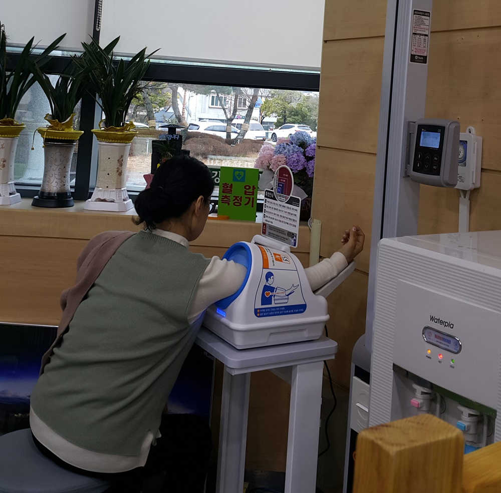 진도군, 민원실에 민원인용 건강체크기와 혈압측정기 등 설치