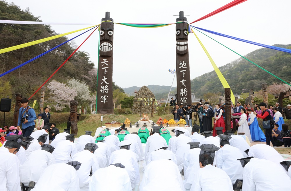 ‘장승과 벚꽃의 절묘한 만남’ 성사