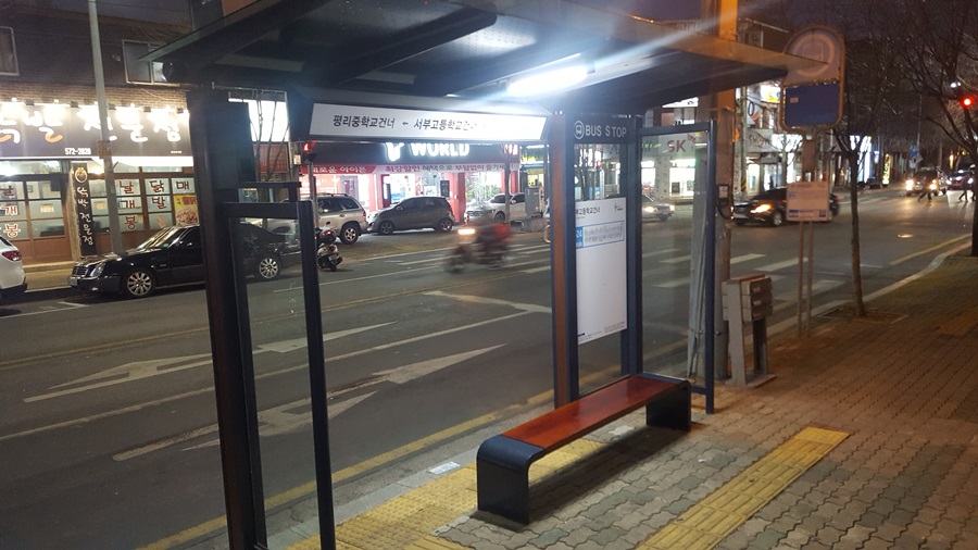 대구 서구, 시내버스 유개승강장 불 밝히다