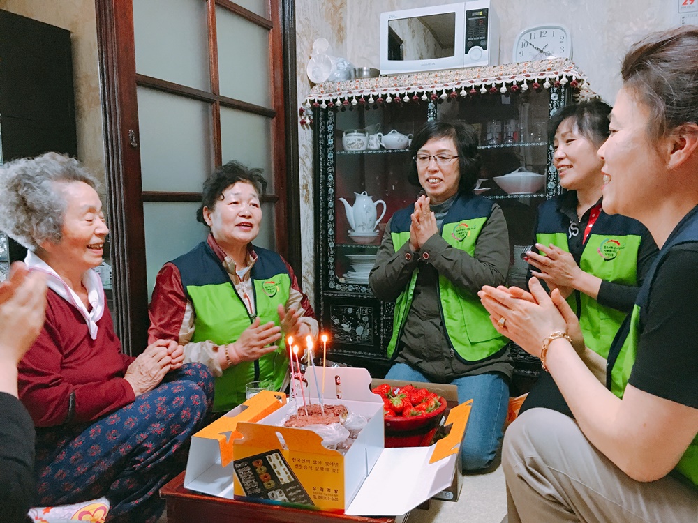 부산 북구 덕천2동 봉사단,‘생일상 차려드리기’진행