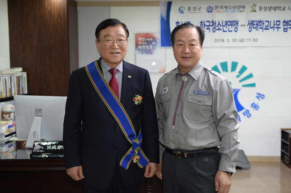 김석환 홍성군수, 한국청소년연맹 ‘청소년대훈장’ 수여받다 !