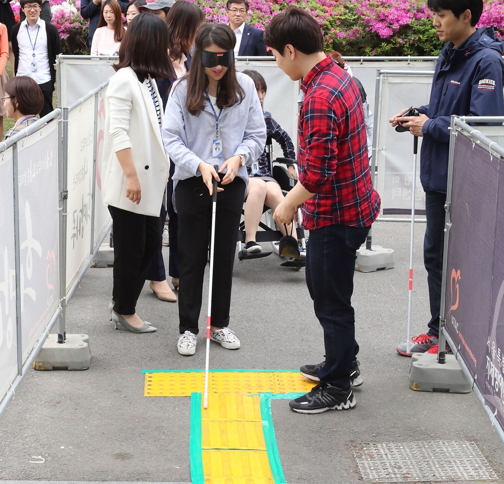 눈 가리고 온몸으로 느껴요… 영등포구, 장애 체험행사 개최