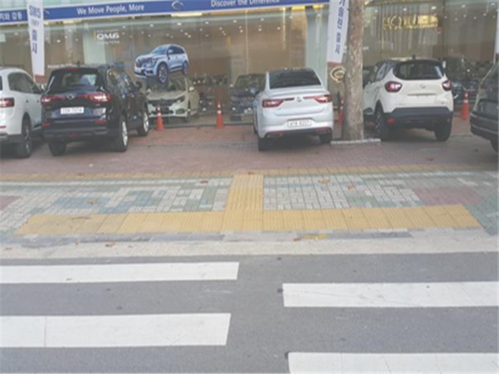 점자블록 정비하고 보도턱 없애 휠체어도 유모차도 안전하게