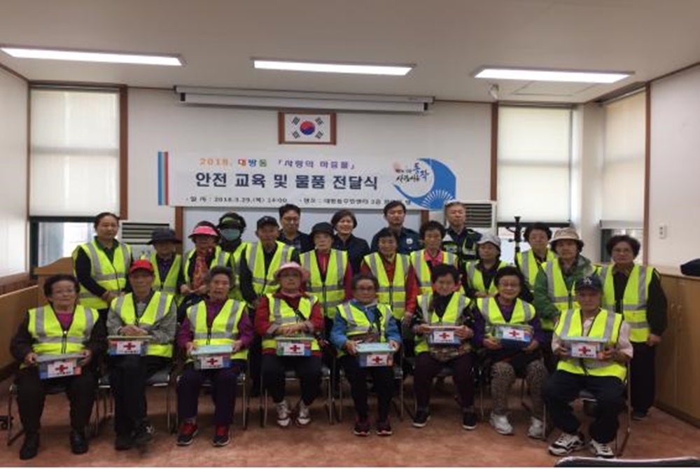 동작구, 폐지수집 어르신께 안전물품 지원