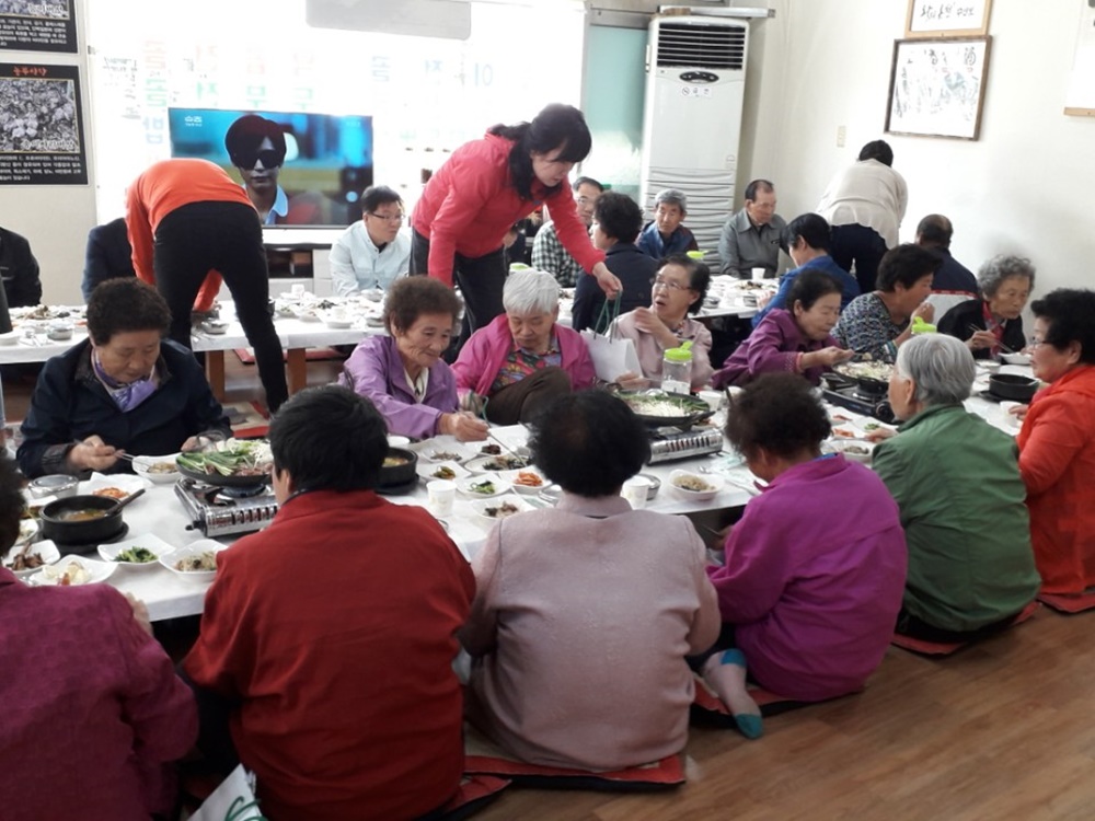충주, 어버이날 맞아 반찬봉사 활발