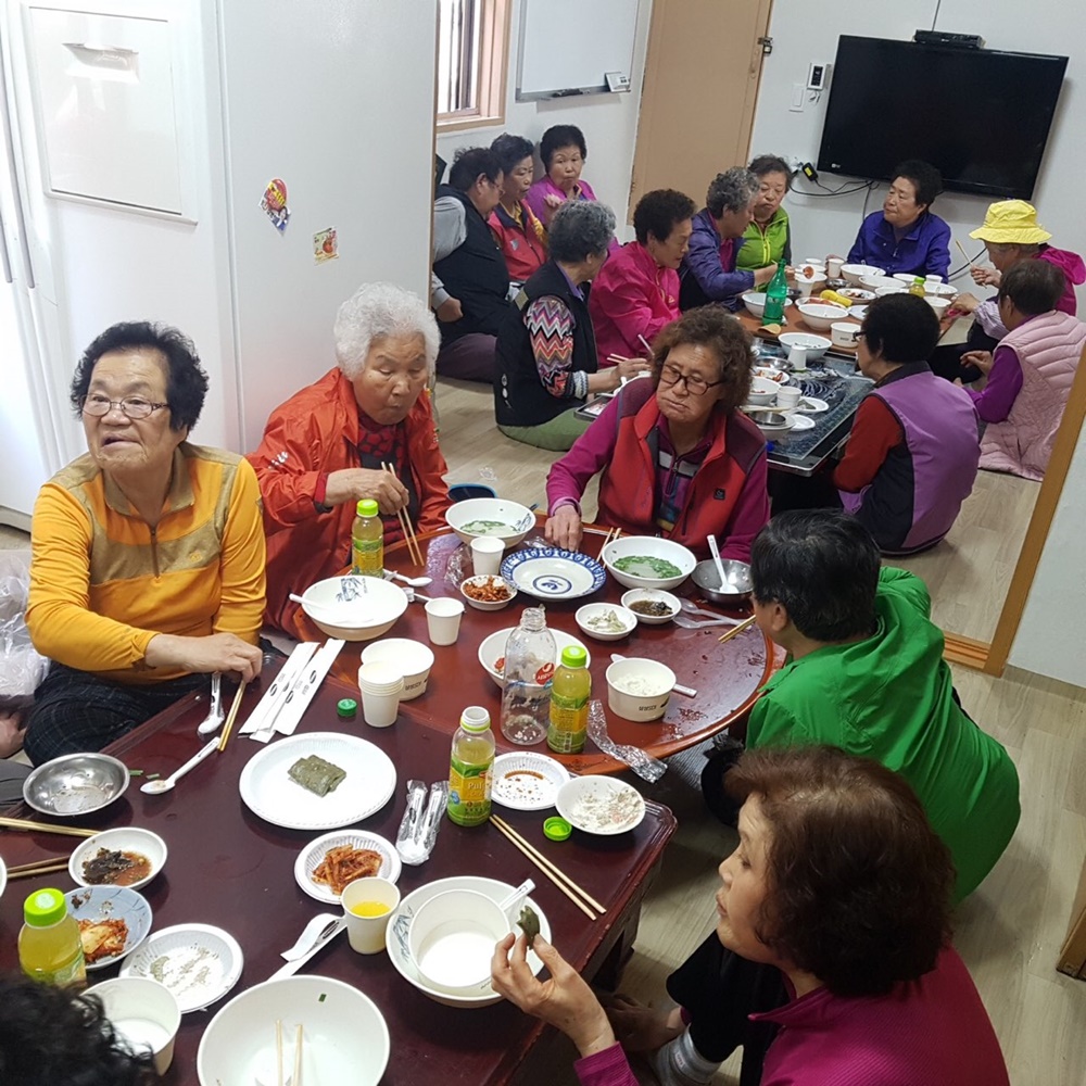 부산 만덕1동 12통 주민들, 가정의 달 맞이 어르신 식사대접