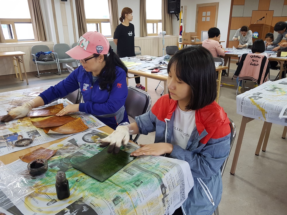 고창군, ‘엄마와 함께하는 가죽공예 프로그램’ 호응