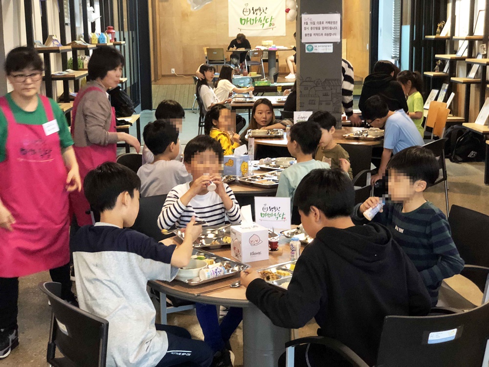 관악구, 전국 최초 자원봉사 매개 ‘행복한 마마식당’ 운영