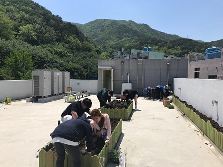 해운대청소년문화의집 청소년들 계절작물 재배해 경로당에 전달