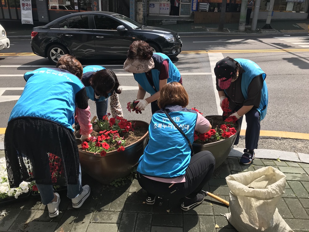 부산 만덕3동 초록누리봉사대, 사거리를 깨끗하게