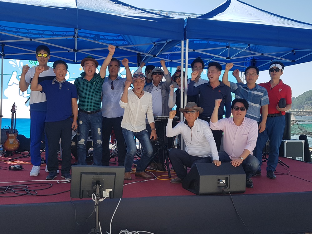 통영 거리의 악사들이 꾸민 흥겨운 섬마을 콘서트