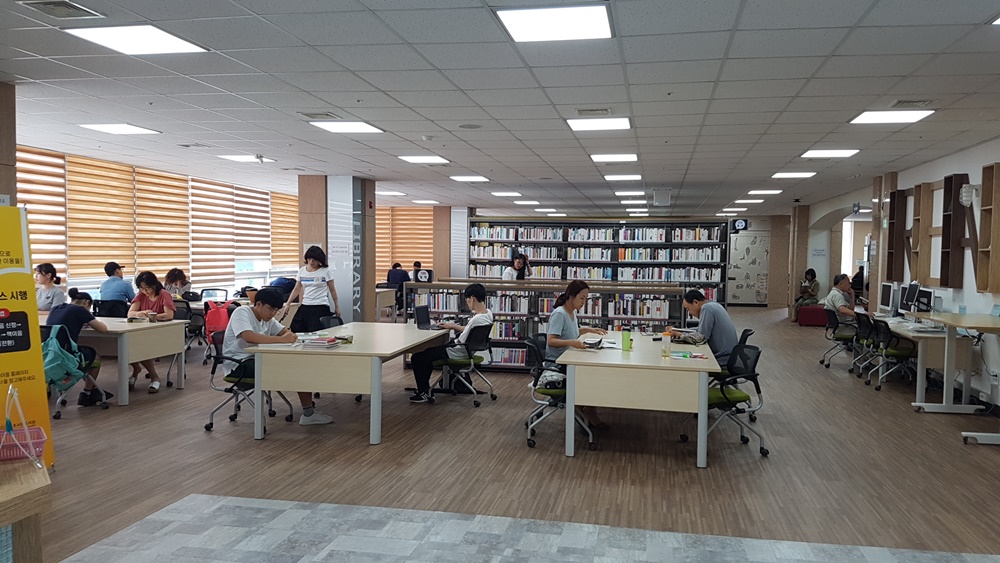 폭염 속 도서관에서 북캉스 즐겨요