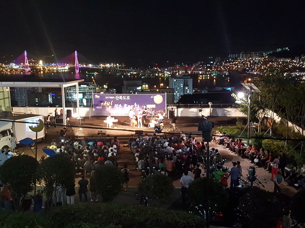 산복도로에서 '달빛 작은 음악회' 즐겨요