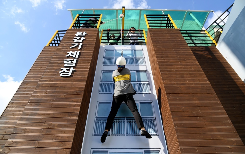 주민과 함께 화재대피 완강기 교육 실시
