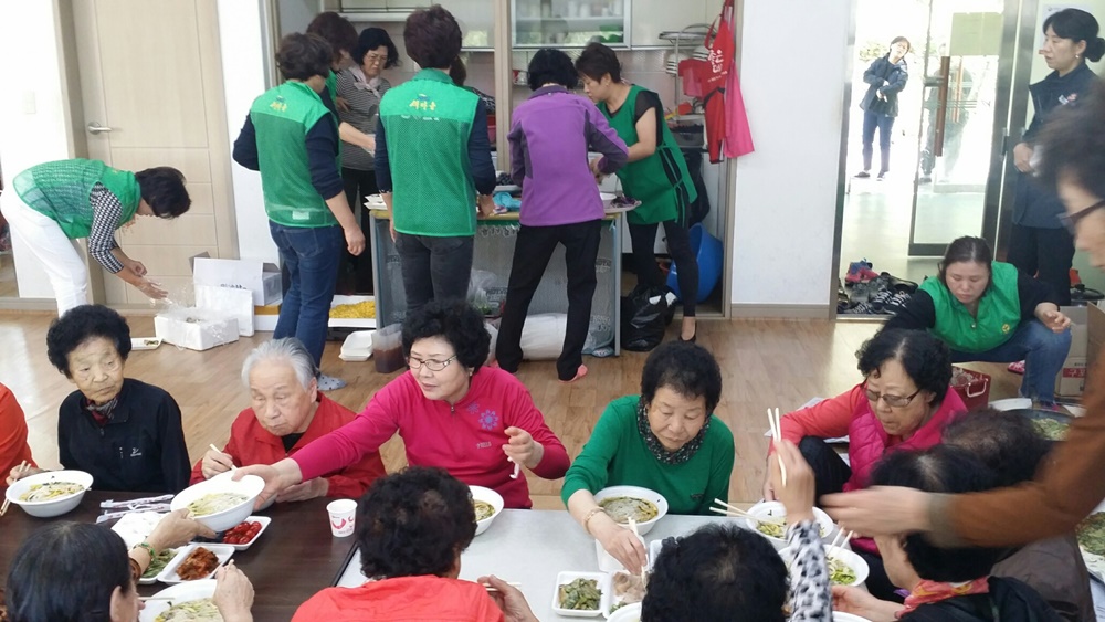 부산 북구 구포3동 새마을부녀회·문고회, 어르신 대상 봉사활동 펼쳐