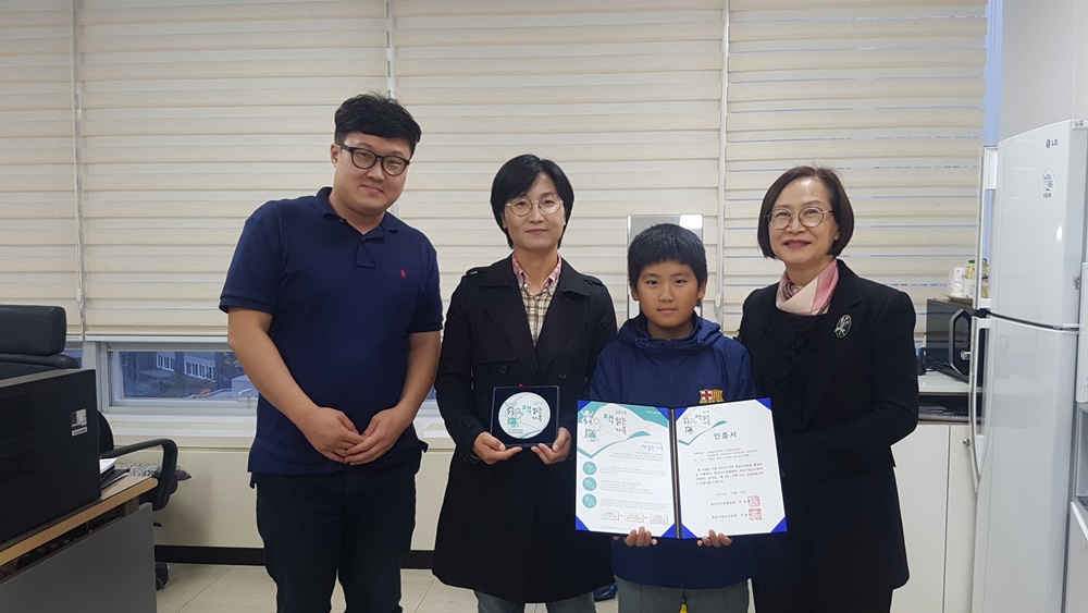 속초시립도서관, 올해 책 읽는 가족으로 노학동 거주 조은미씨