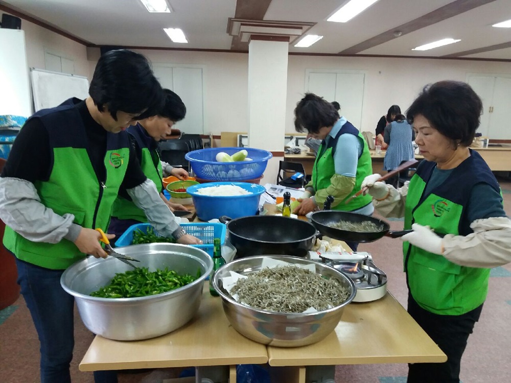 부산 덕천2동, 홀로어르신 사랑나눔 봉사단 '사랑의 밑반찬 지원'