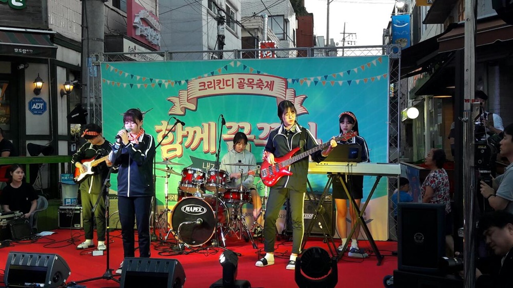 주민이 주연배우...무대는 차 없는 거리