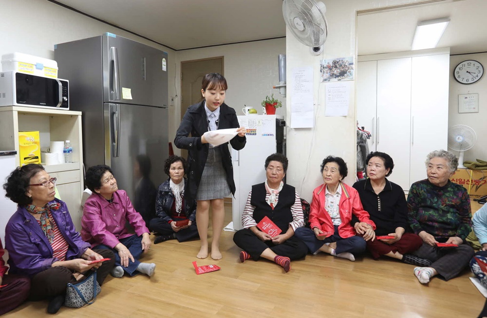 손수건으로 어르신 안전을 챙긴다