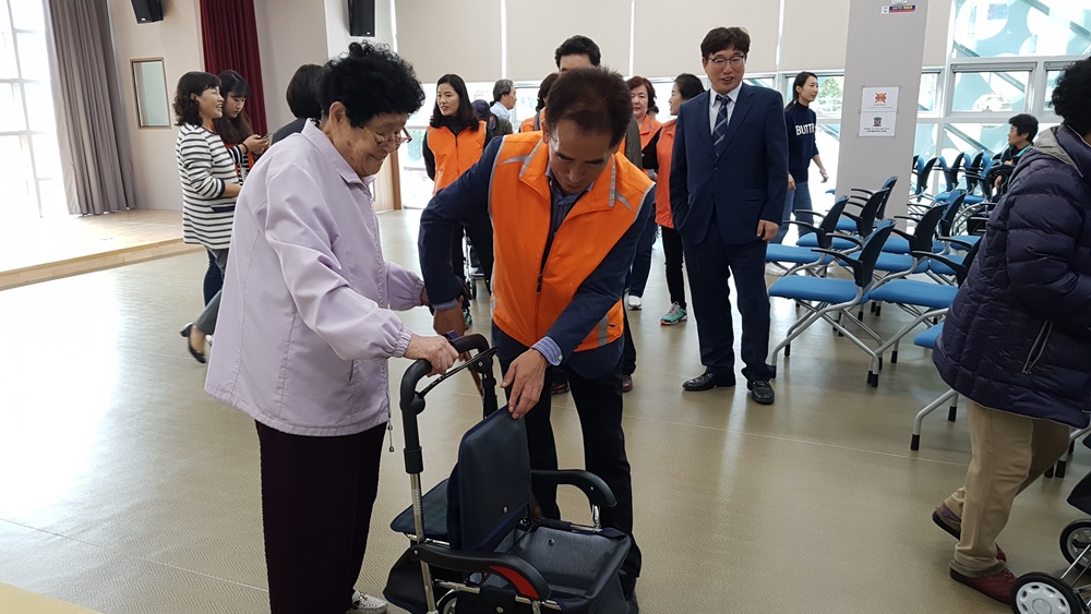 부산 모라1동, 어르신 외출 도우미 보행보조차 전달