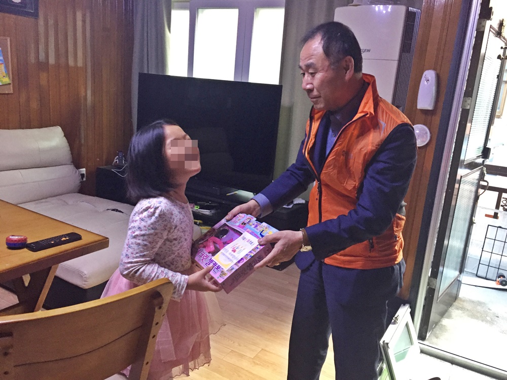 연제구 연산 9동, 저소득 가정에 ‘행복한 생일선물’ 전달