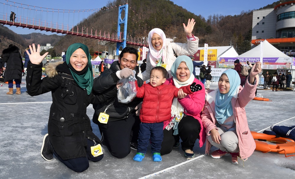 눈과 얼음 없는 동남아에 화천산천어축제 세일즈