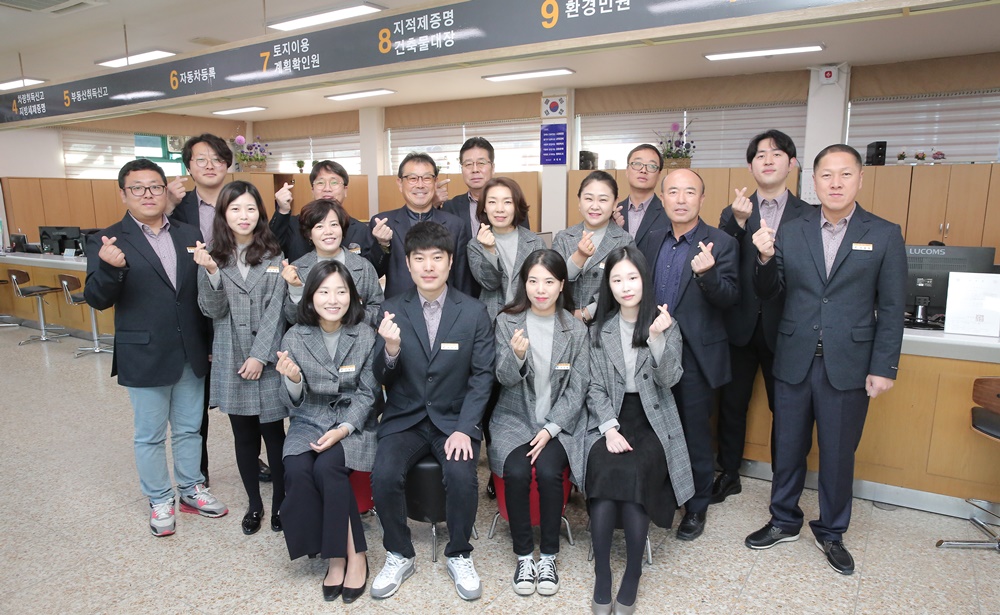양구군, 종합민원실 근무자 민원복·명찰 착용