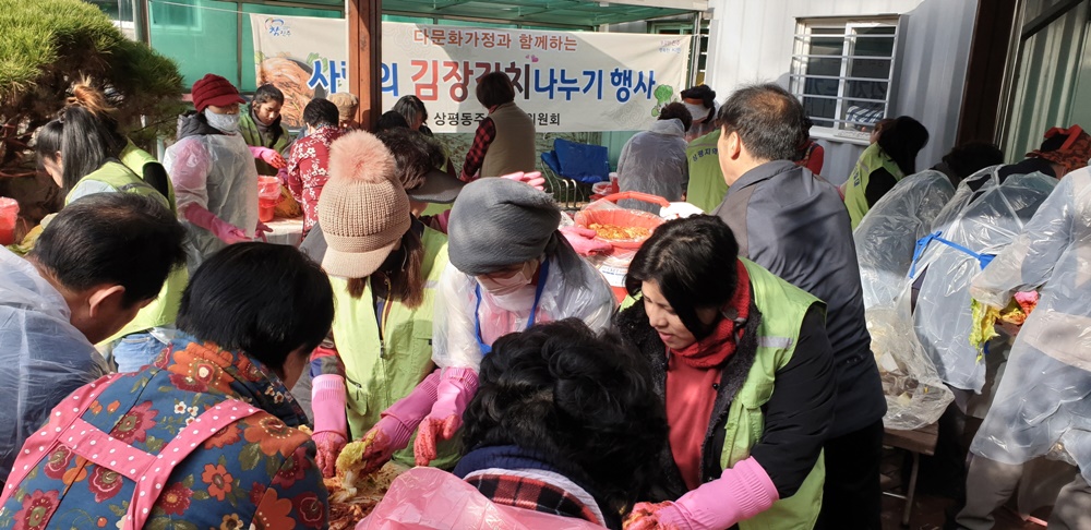 진주시 상평동, '사랑의 김장' 행복을 나누다