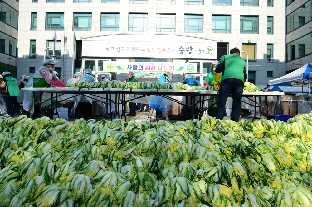 중랑구, 따뜻한 겨울 위한 '사랑의 김장 담그기' 행사