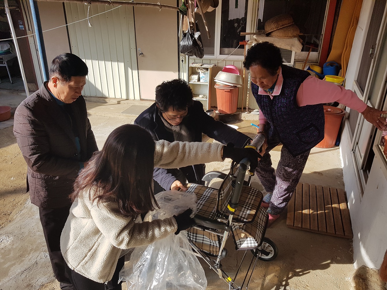 공주시 계룡면, 저소득가정 어르신에 보행보조기 전달