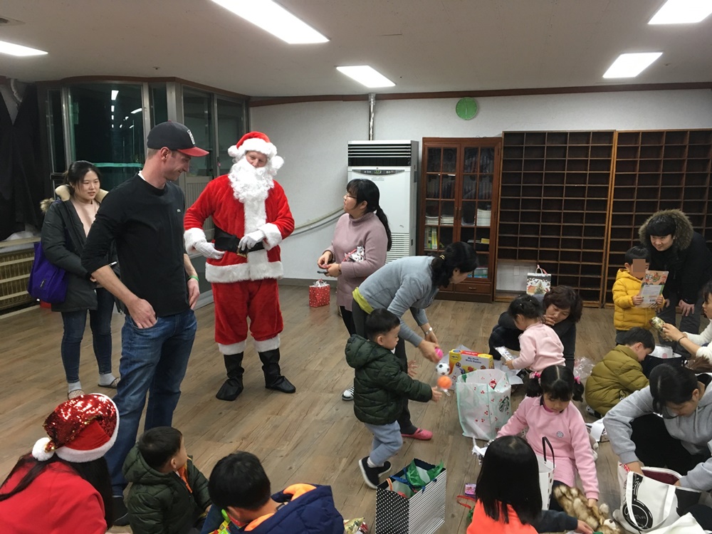 외국인 자원봉사자, 연말 선물 나눔 행사!!