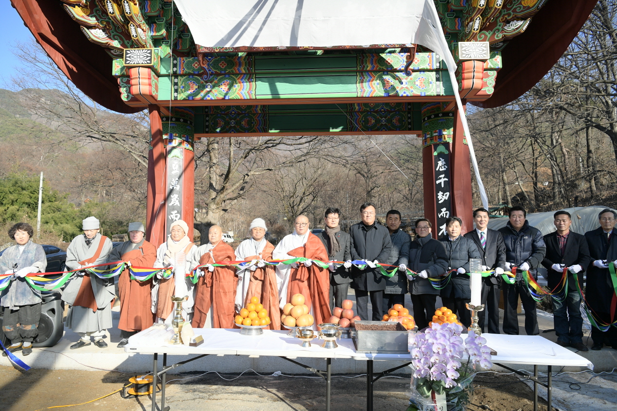 계룡산 신원사 일주문 건립으로 전통사찰 면모 갖춰