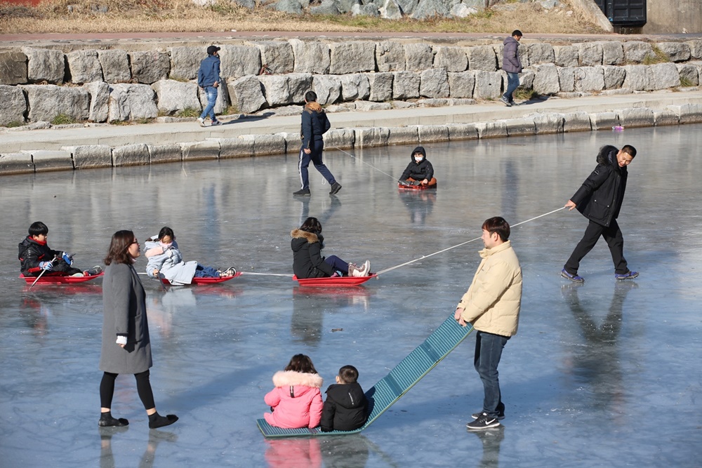 의령천변, '썰매로 싱싱'  자연 스케이트장으로